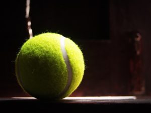 Tennisball bei Nacht