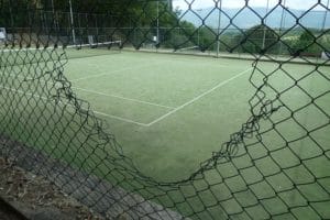 Tennis Loch im Zaun